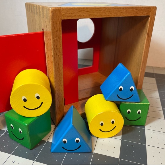 BRIO Wooden Shape Sorting Box - Picture 3 of 6